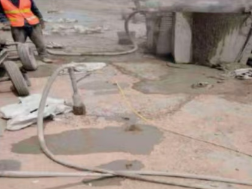 港口水泥混凝土路面板底注浆技术 路面脱空注浆整治方案